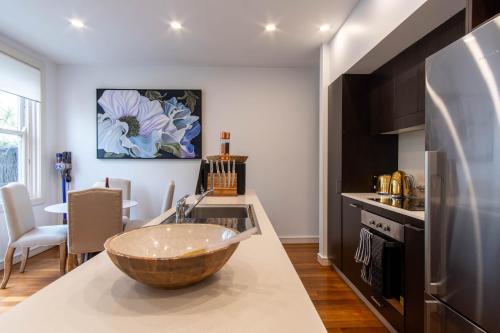 Eggie's Nest - Luxury Inner City Apartment - image 11