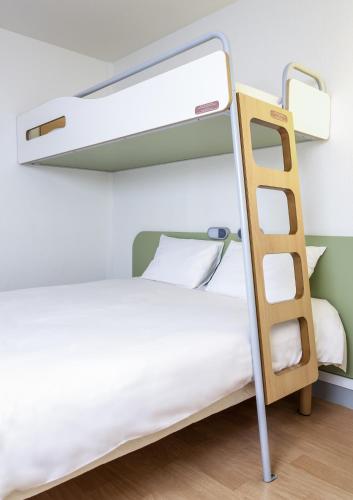 1 double bed, 1 bunk bed