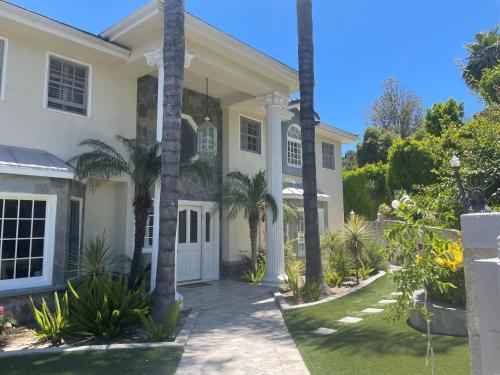 6 beds and 6 baths home at Tarzana LA