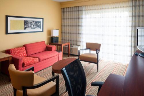 Courtyard by Marriott Indianapolis Airport