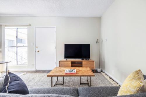 Generous Brentwood 2BR nr Shops Bars LAX-353 in Los Angeles, USA