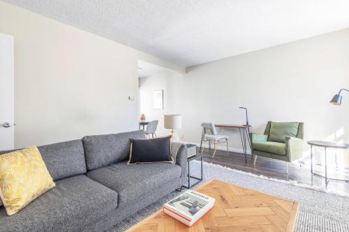 Generous Brentwood 2BR nr Shops Bars LAX-353 in Los Angeles, USA