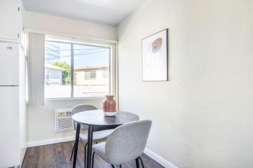 Generous Brentwood 2BR nr Shops Bars LAX-353 in Los Angeles, USA