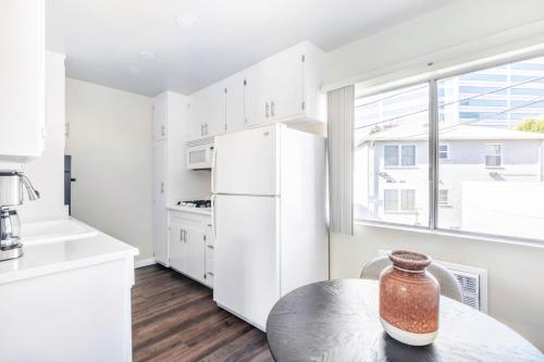 Generous Brentwood 2BR nr Shops Bars LAX-353 in Los Angeles, USA