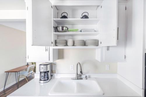 Generous Brentwood 2BR nr Shops Bars LAX-353 in Los Angeles, USA