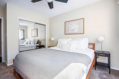 Generous Brentwood 2BR nr Shops Bars LAX-353 in Los Angeles, USA