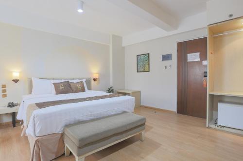 Gunawangsa Manyar Hotel Surabaya Room Type - Deluxe Room