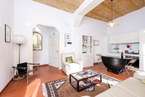 Trastevere Charming Retreat on Cobblestone Street