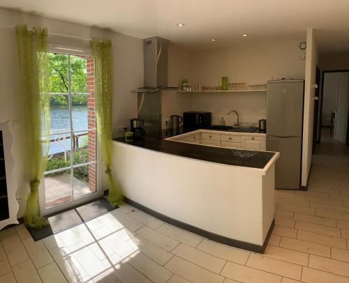 virtuve, La maison au bord du lac in Mareuil-sur-Lay-Dissais