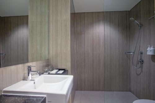 Swiss-Belinn Timika Room Type - Deluxe Queen Room