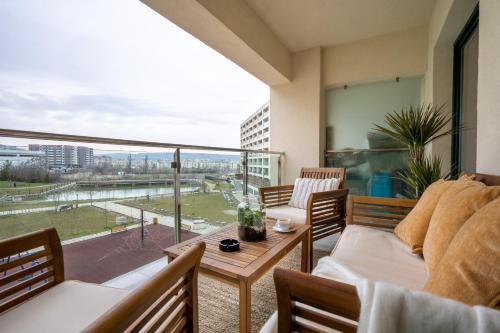 Lakeview Modern Condo-Tennis, Parking, Balcony