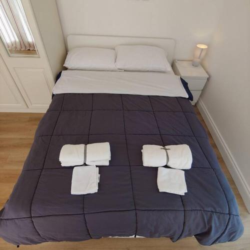 Self Contained, Double Bed Studio, private kitchen, private Bath, Walking distance to Harry Potter