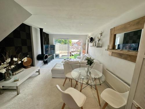 Fantastic 2-Bed House with Parking - Hosted by Hutch Lifestyle