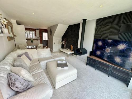 Fantastic 2-Bed House with Parking - Hosted by Hutch Lifestyle in 利明顿温泉镇