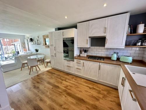 厨房, Fantastic 2-Bed House with Parking - Hosted by Hutch Lifestyle in 利明顿温泉镇