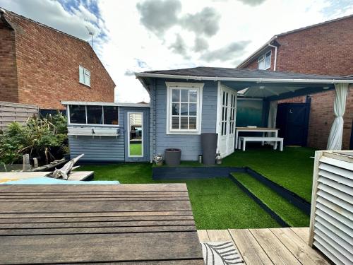 花园, Fantastic 2-Bed House with Parking - Hosted by Hutch Lifestyle in 利明顿温泉镇