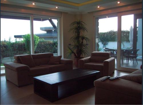 Luxurious 4-Bedroom Villa Retreat Near Beach & Forest