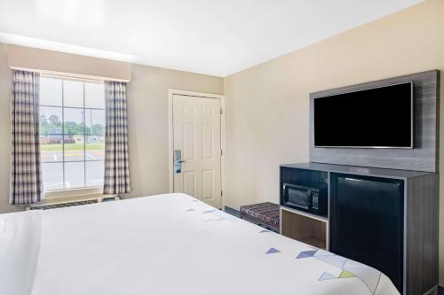 Baymont by Wyndham Commerce GA Near Tanger Outlets Mall in 科默斯(GA)