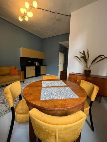 2 bedrooms, 3 beds
