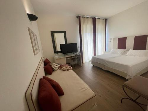 Superior Double Room with Balcony and Side Sea View image 10