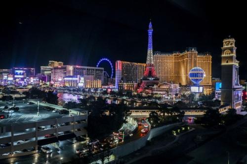Stay Together Suites - Condominium In The Heart Of The Strip Sleeps 12 - NO RESORT FEE