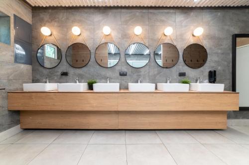 Instalações, Camp Bursztynowy Las in Gorki Zachodnie