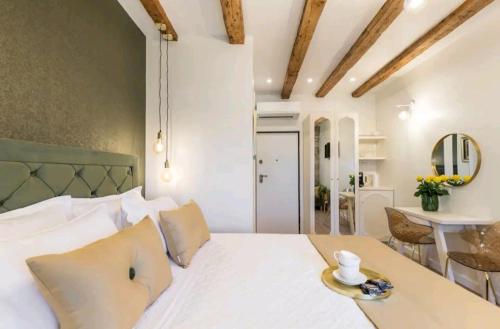 Old town vibes for 2, luxury room with sea view, Split (photo 3)