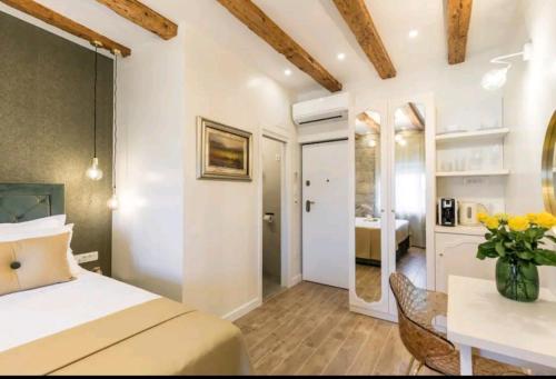 Old town vibes for 2, luxury room with sea view, Split (photo 6)