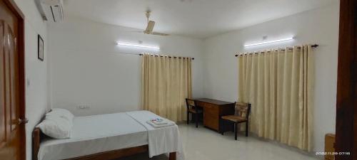 PAZHOOR RESIDENCY HOME STAY THREE BED ROOM Deluxe