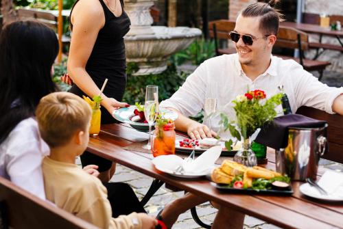 Penzión Wellness & Restaurant Zoborská, free parking obrázok