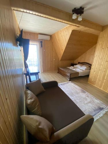 1 double bed, 1 twin bed