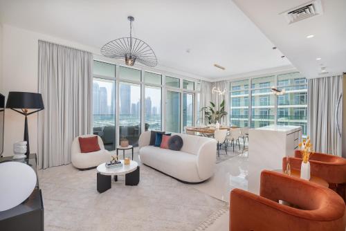 Elegant seaside living 3-bedroom Emaar Beachfront by Suiteable, Dubai
