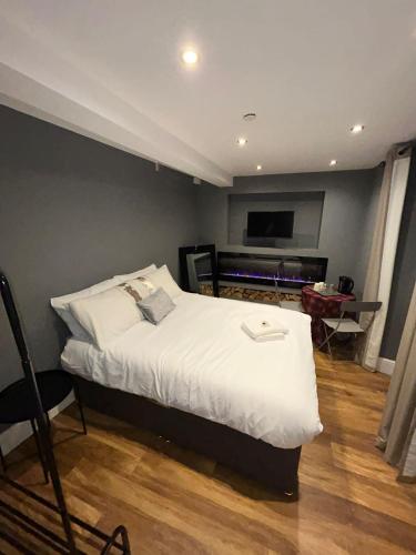Cosy Double Bed With Fire Place — other in 9 Pilrig Street, Edinburgh United Kingdom, EH6 5AH