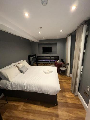 Cosy Double Bed With Fire Place 4