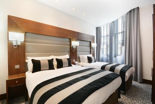 3 twin beds