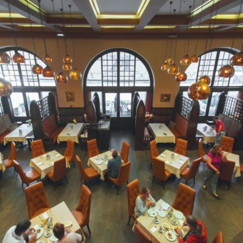 Central Panzio Gyula in โอวารอส