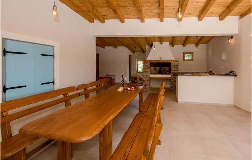 4 Bedroom Beautiful Home In Mundanije