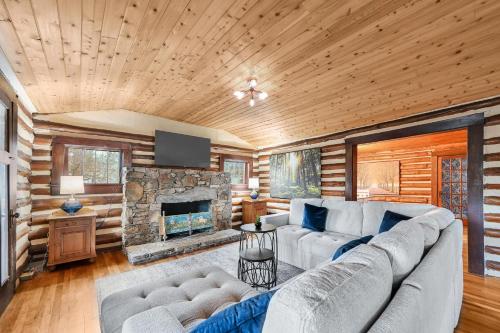 Unique Cabin With Hot Tub Close to Town