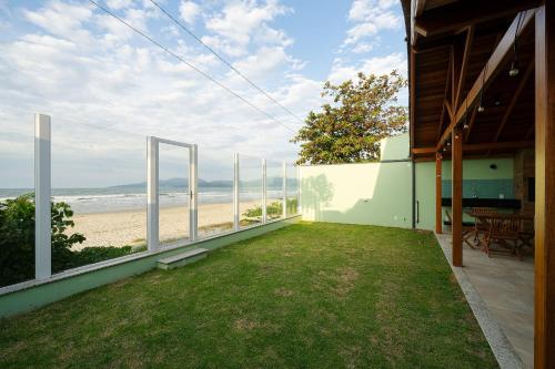 Casa na beira da praia do Perequê SC AAF378