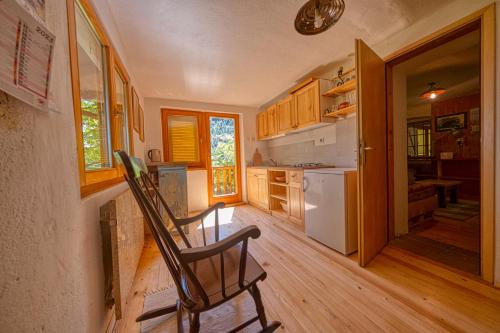 кухня, Cottage surrounded by forests - The Sunny Hill in Петровче