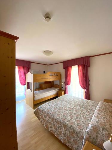 1 queen bed, 1 bunk bed