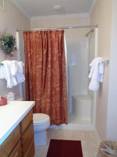 浴室, Southcrest Overlook by VCI Real Estate Services in 班納艾爾克 (NC)