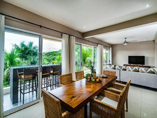 Maison Blanche - Elegant 3BR Oasis, Pool, Balcony & BBQ in Flamingo