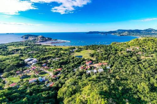 Maison Blanche - Elegant 3BR Oasis, Pool, Balcony & BBQ in Flamingo