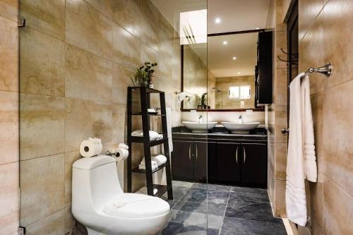 Maison Blanche - Elegant 3BR Oasis, Pool, Balcony & BBQ in Flamingo