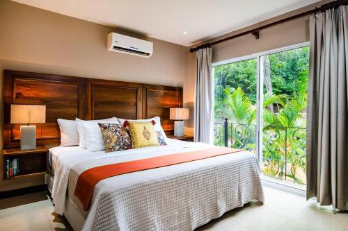 Maison Blanche - Elegant 3BR Oasis, Pool, Balcony & BBQ in Flamingo