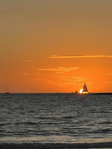 Maison Blanche - Elegant 3BR Oasis, Pool, Balcony & BBQ in Flamingo