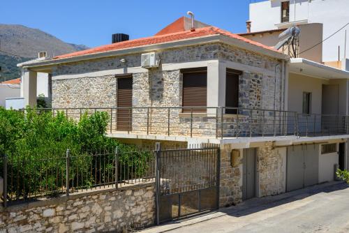 Exterior view, Mansion House in Neapoli