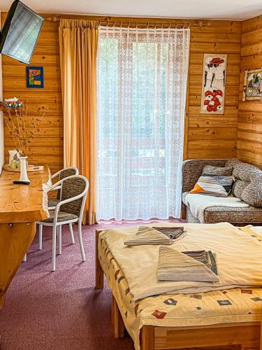 2 twin beds, 1 sofa bed