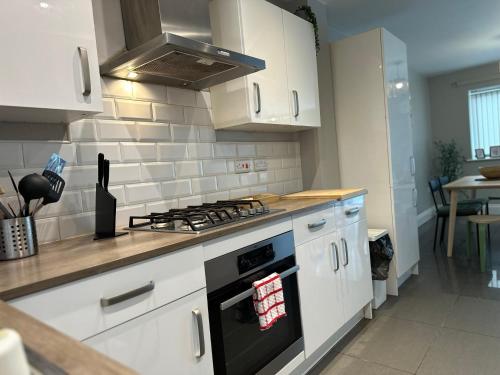 New Stylish House - Sleeps 7 - Free Parking - Contractors Welcome - Wifi, Birmingham (photo 10)
